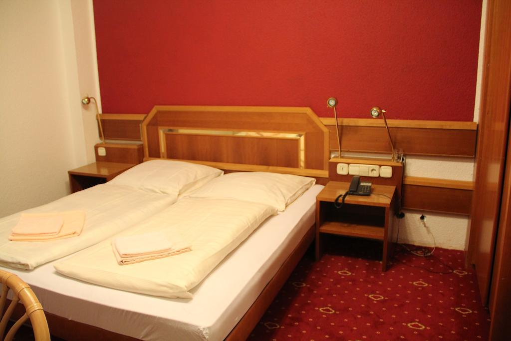 Wali'S Hotel Bielefeld Room photo