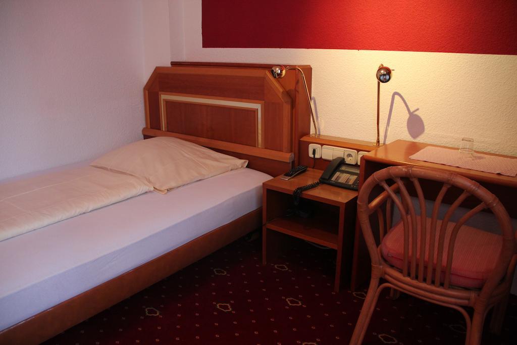 Wali'S Hotel Bielefeld Room photo